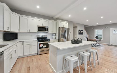 13 Albany St, Edison NJ  08837-3223 exterior