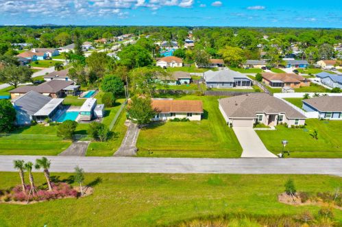 581 Ferris Dr, Fort Pierce FL 34983-8631 exterior