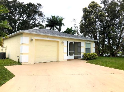 17 Espanola Ln, Fort Pierce, FL 34952-2805