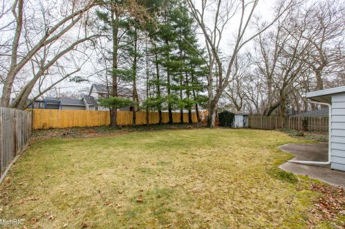 5231 Old Colony Rd, Kalamazoo MI 49008-3216 exterior