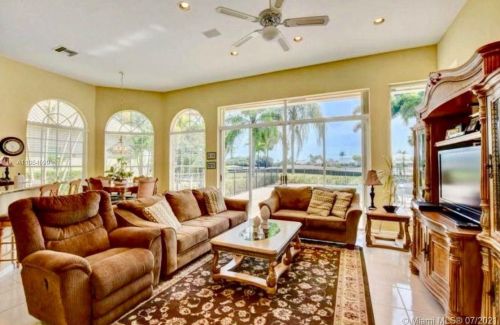 8192 Desmond Dr, Boynton Beach FL 33472-5014 exterior