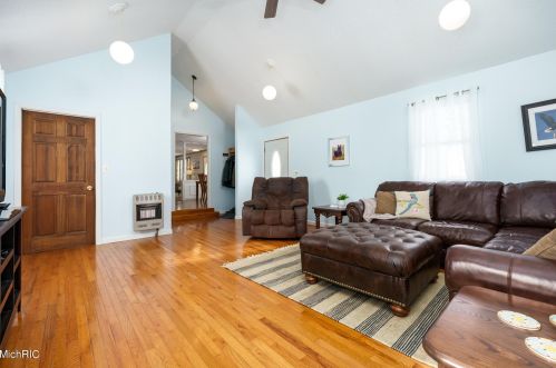 45551 Peninsula Dr, Grand Junction MI 49056-9462 exterior