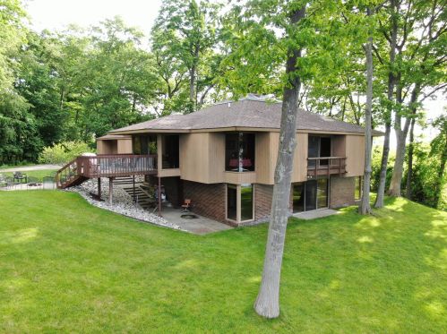 300 Cir Dr, Meskegon MI 49445-2712 exterior