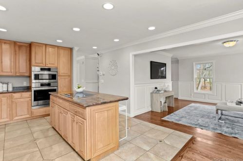 80 Indian Harbor Dr, Greenwich CT 06830-7148 exterior