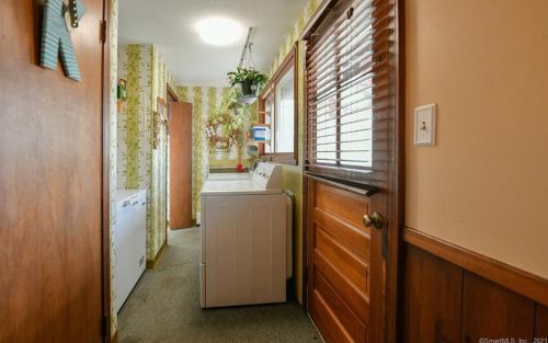 9 Hamilton Ct, Enfield CT 06082-3910 exterior