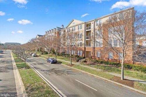 701 Fallsgrove Dr, Rockville MD 20850-8703 exterior