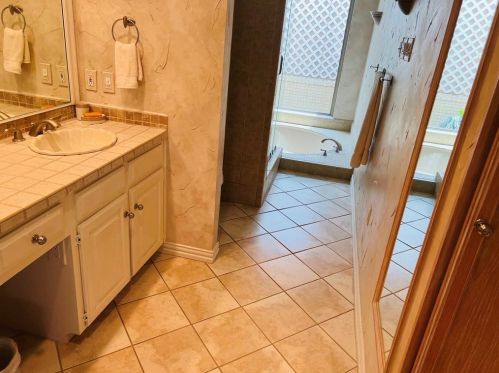 6818 Anglebluff Cir, Dallas TX 75248-4141 exterior