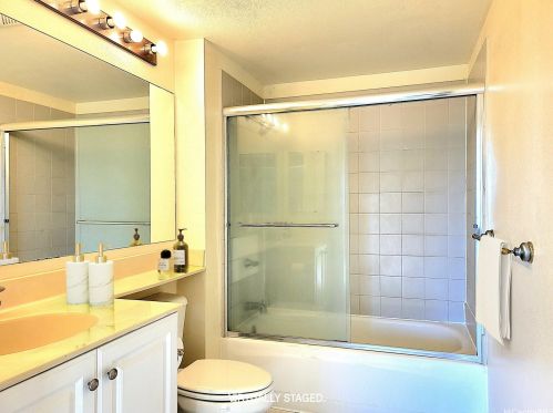 3054 Ala Poha Pl, Honolulu HI 96818-1616 exterior