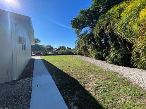 1392 Henderson Crk Dr, Naples FL 34114-8734 exterior