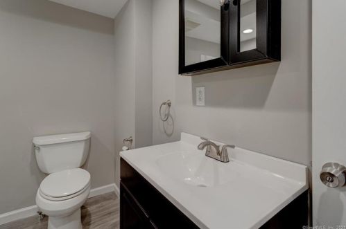 302 Woodbridge St, Manchester CT 06042-2372 exterior