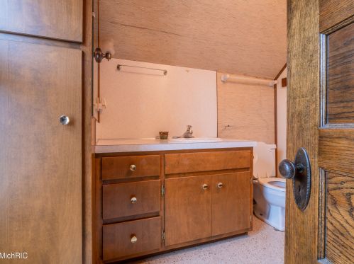 320 Elizabeth St, Sylvan Beach MI 49461-1311 exterior