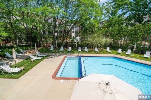 9 Lawrence Ct, Teaneck NJ 07666-6489 exterior