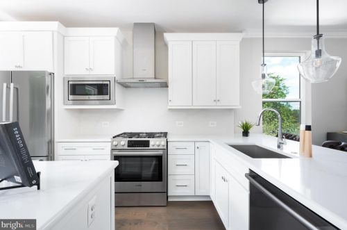 10314 Grosvenor Pl, Rockville MD 20852 exterior