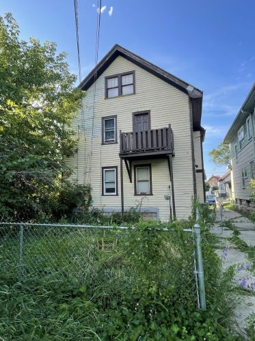 2421 Finn Pl, Milwaukee WI  53206-1339 exterior