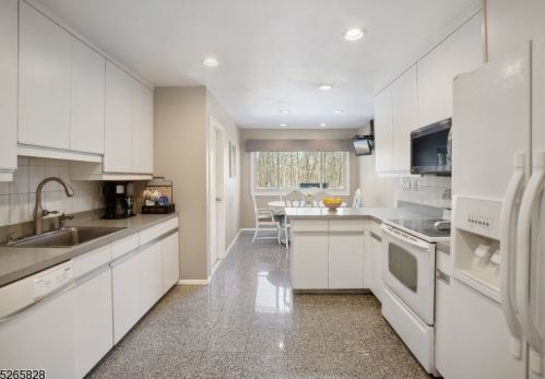 117 Stephenville Pkwy, Edison NJ 08820-2610 exterior