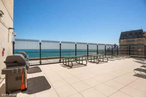 2626 Lakeview Ave, Chicago IL 60614-1809 exterior