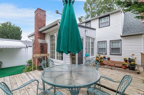 136 Berry St, Valley Stream NY 11580-3430 exterior