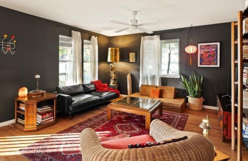 1121 Delano St, Austin TX 78721 exterior