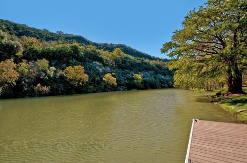 5406 Courtyard Dr, Austin TX 78730-5015 exterior