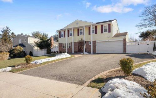 91 Tulipwood Dr, Commack, NY 11725-5625