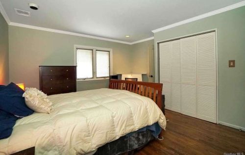 2 Cortland Ct, Huntington Station NY 11746-4309 exterior