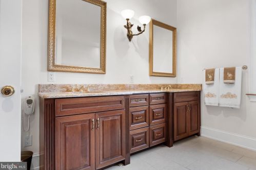 124 Bainbridge St, Philadelphia PA 19147-1866 exterior