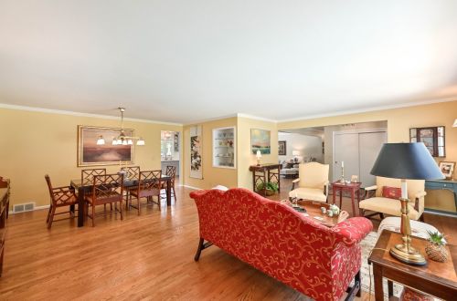 6855 Lk Dr, Milwaukee WI 53217-3622 exterior