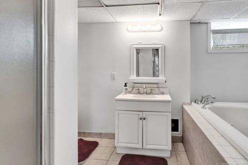 4 Couch St, Norwalk CT 06854-2652 exterior