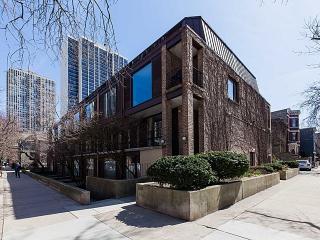 235 Eugenie St, Chicago IL  60614-5774 exterior