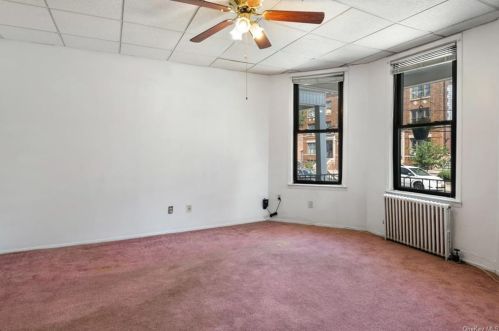 72 236th St, Bronx, NY 10470-1916