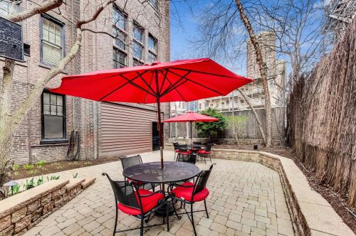 20 Cedar St, Chicago IL  60611-1198 exterior