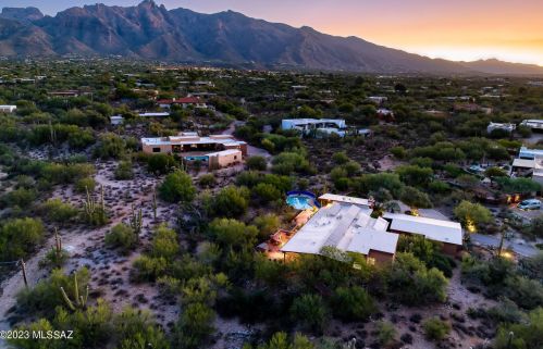 2106 Camino El Ganado, Tucson AZ  85718-4108 exterior