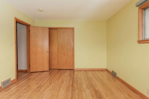 5796 Kinnickinnic Riv Pkwy, Milwaukee WI 53219-2231 exterior