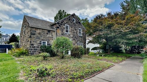 4 Laurel Vlg, Pittsburgh, PA 15202-2106
