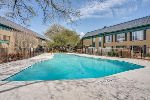 4816 Amesbury Dr, Dallas TX  75206-4718 exterior