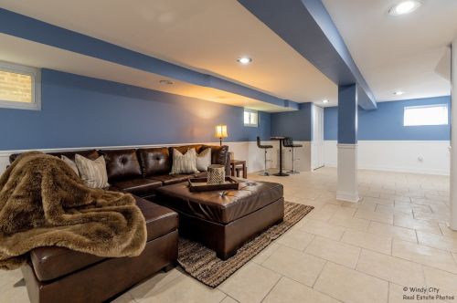 8621 Yates Blvd, Chicago IL  60617-2319 exterior