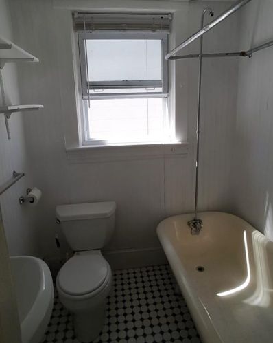 11 Narragansett Ave, Middletown RI 02840-6929 exterior