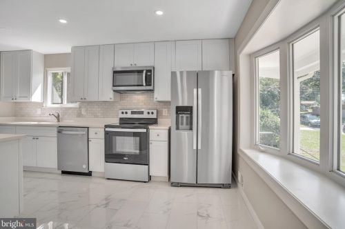 14005 Congress Dr, Rockville MD 20853-2668 exterior