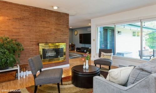 8650 Regent Ct, Milwaukee, WI 53217-2365