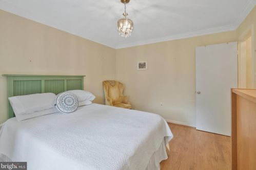 2105 Rampart Dr, Alexandria VA 22308-1537 exterior