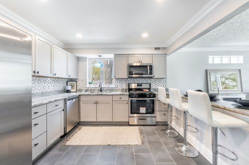 2500 11 Ave, Broadview IL 60155-4814 exterior