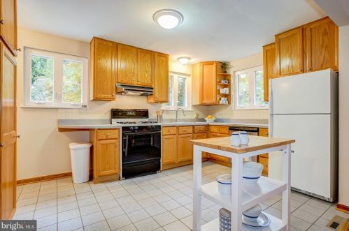 102 Mannakee St, Rockville MD 20850-1914 exterior