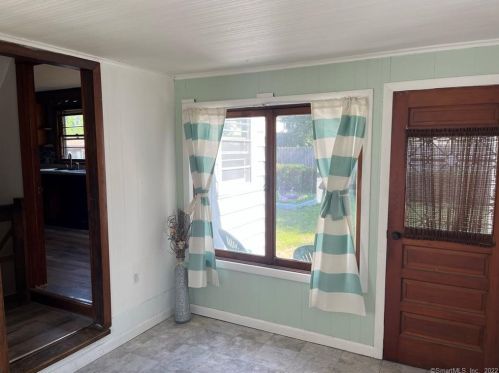 4 Stanley Dr, Enfield CT 06082-1814 exterior