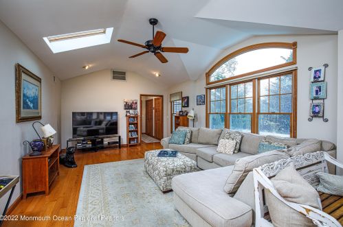 2215 Middle Ave, Point Pleasant Beach NJ 08742-5138 exterior