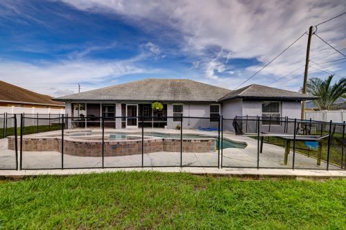 912 Paar Dr, Fort Pierce FL 34953-5623 exterior