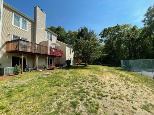 9 The Hamlet, Enfield CT 06082-7002 exterior