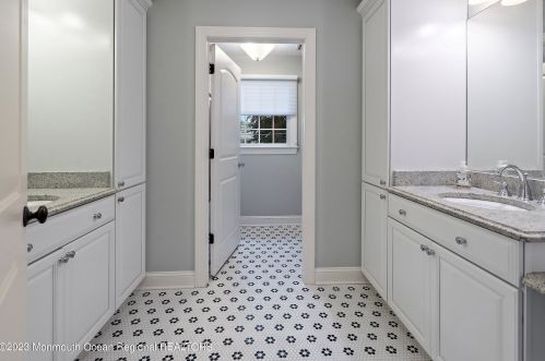 25 Crst Dr, Little Silver NJ 07739-1318 exterior