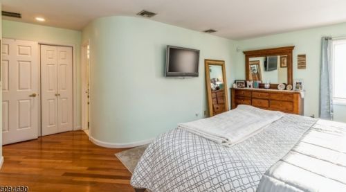 18 Cedarwood Ter, West Paterson NJ 07424-3710 exterior