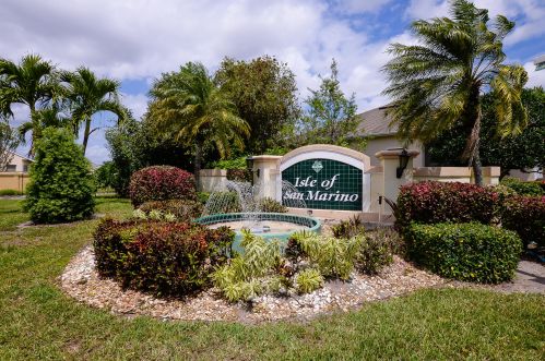 592 Cortina Ln, Fort Pierce FL 34986-1742 exterior