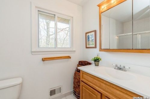 81 Gannet Dr, Commack NY 11725-4904 exterior